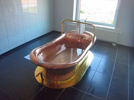 スパのシンボル　銅の浴槽